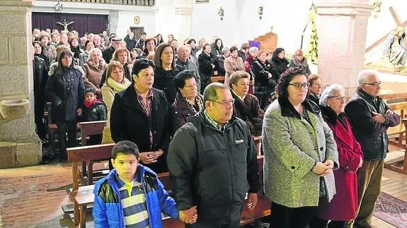 La celebración religiosa se quedó dentro de la iglesia en Linares de Riofrío. 