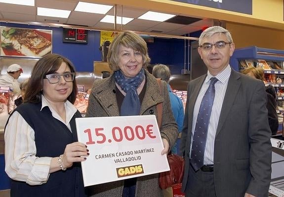 Carmen Casado Martínez recibe el cheque en el supermercado Gadis de su barrio.
