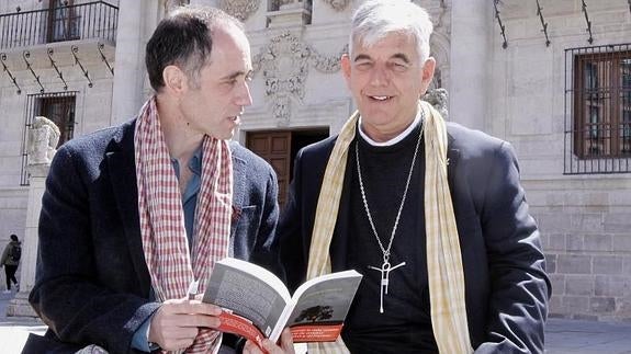 José María Rodríguez Olaizola y Kike Figaredo, con el libro 'El corazón del árbol solitario', en la plaza de la Universidad.