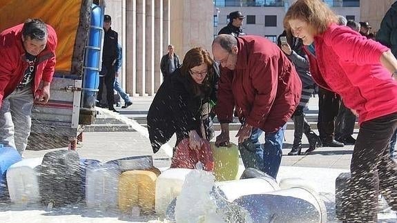 La leche por los suelos, momento del vertido