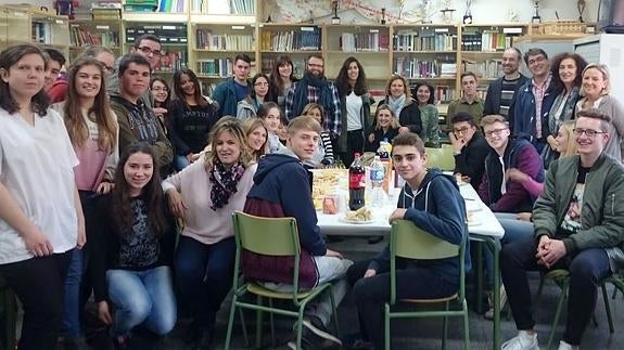 Estudiantes alemanes y del instituto Ezequiel González posan en un aula del centro.