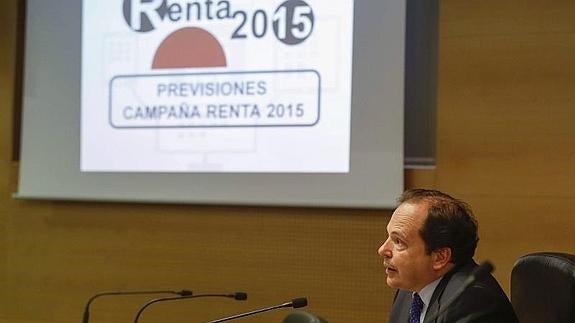 El director del departamento de Gestión de la Agencia Tributaria (AEAT), Rufino de la Rosa, durante la rueda de prensa ofrecida para presentar la Campaña de IRPF de 2015,, el miércoles 6 en Madrid. / EFE 