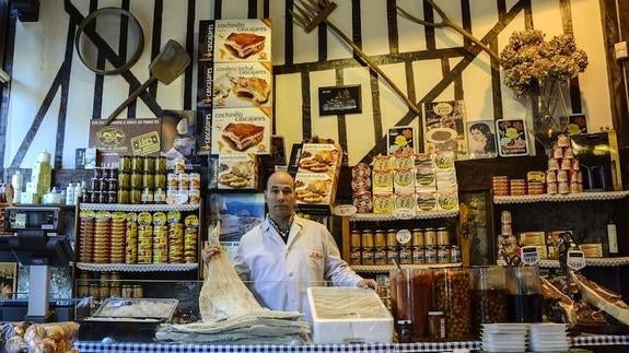 Javier Hoyos muestra el bacalao que despacha en su charcutería La Alberca. 