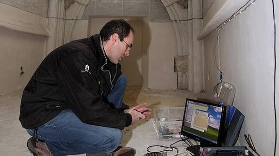 Un técnico trabaja para la instalación de los sensores.