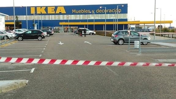 El aparcamiento de Ikea, vacío durante el tiempo que duró la alerta.