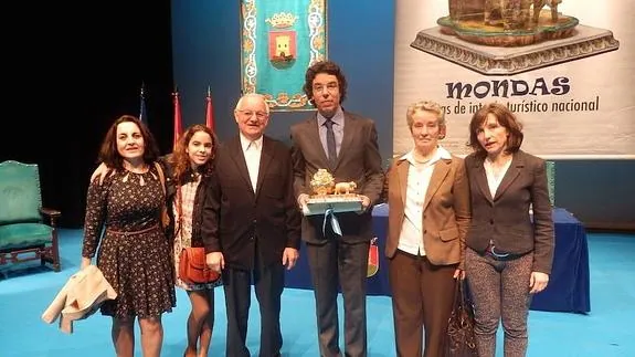 El historiador zamorano Ángel Monterrubio, junto a su familia, en la gala de entrega de los premios 'Ciudad de Talavera'.