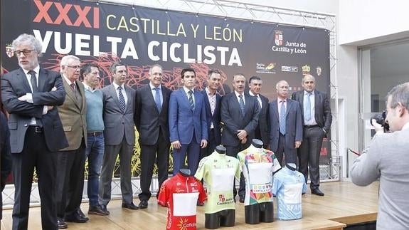 Organizadores junto a los alcaldes de las localidades por donde pasará la ronda y autoridades posan en la presentación de la XXXI Vuelta a Castilla y León. 