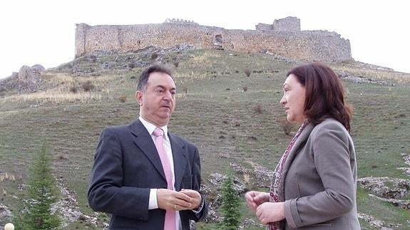 Jesús Alonso y María José Heredia con el Castillo de Osma al fondo.