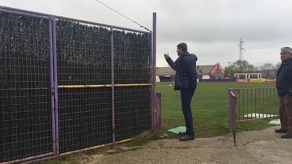 Carlos Suárez llama a los jugadores que ya habían saltado al campo para reunir a todos en el vestuario.