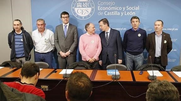 Jesús M. González Palacín (UCCL), AurelioGonzález (UPA-COAG), David Esteban (Cecale), Faustino Temprano (UGT), Germán Barrios (Consejo Económico y Social), Ángel Hernández (CCOO) y Donaciano Dujo (Asaja), firmantes del manifiesto. 