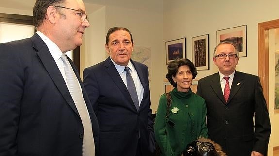 El consejero de Sanidad, junto a las autoridades sanitarias locales y representantes de la Asociación Española Contra el Cáncer, ayer. 