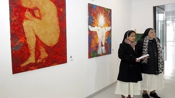 Dos religiosas junto a las obras de un dominico de Sevilla. 