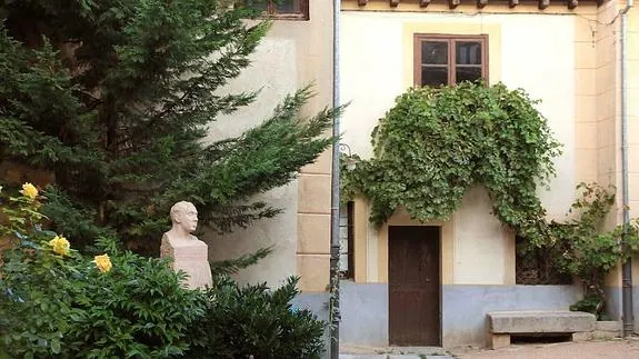 Entrada a la Casa-Museo de Antonio Machado, con el busto del poeta que hizo Emiliano Barral.