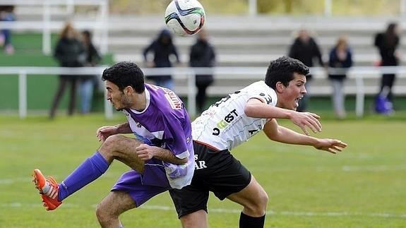 Raúl, del Becerril, en el partido de la semana pasada en Burgos. / 