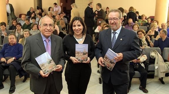 El profesor Maximiliano Barrio, la autora del libro, Cristina García Oviedo, y el diputado provincial Antonio Sanz, ayer. 