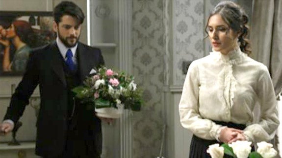 Hernando llega con regalos para Camila y Beatriz