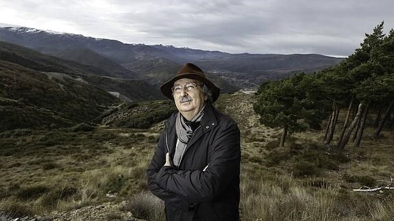 Antonio Colinas, en la sierra de la Braña. 