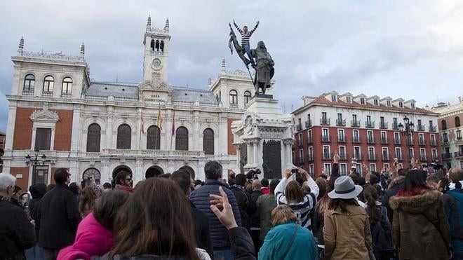 Los jugadores de El Salvador celebran la victoria en la Plaza Mayor. 