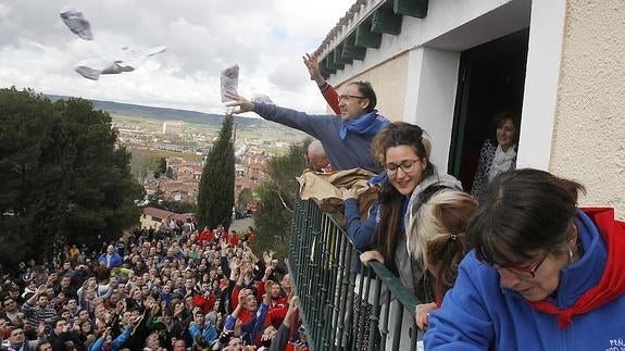 El alcalde lanza este domingo bolsas de pan y quesillo a los asistentes a la pedrea. / 