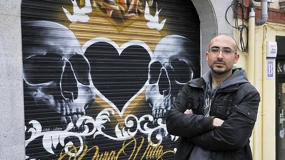 Sergio Jiménez, socio de Graffiti Company, junto a uno de sus trabajos en Segovia.Alberto Benavente-Ical