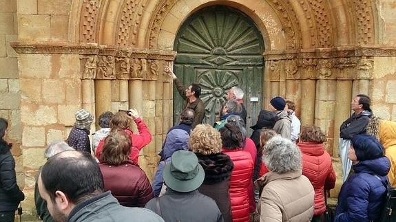 Los alumnos, durante la vista este fin de semana a la iglesia de Moarves de Ojeda. / El Norte