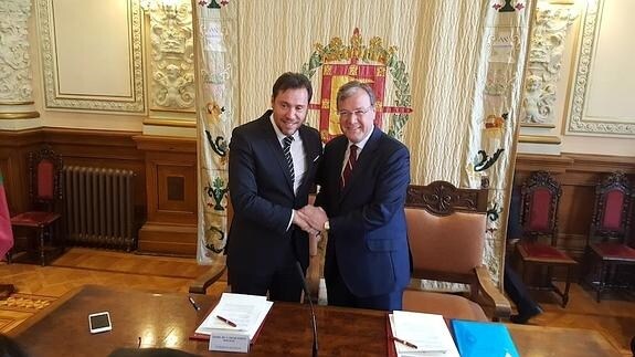 Puente y Silván sellan el acuerdo con un apretón de manos en la Sala de Recepciones del Ayuntamiento de Valladolid.