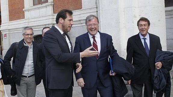 Momento en el que Óscar Puente recibe a Antonio Silván.