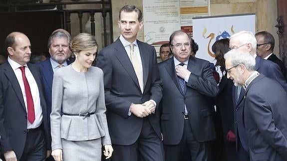 Los Reyes, con Herrera y el ministro de Cultura, en una reciente visita a Salamanca.