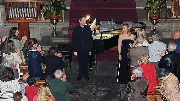 Krzysztof Stypulkowski y Georgina Sánchez, aplaudidos tras un concierto. 