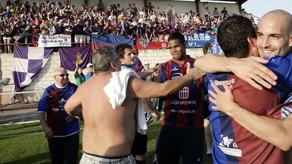 Jugadores y afición celebran el ascenso de la Segoviana en Logroño.