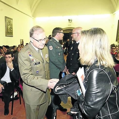 Ballesteros saluda a la concejal Cristina Klimowitz. 