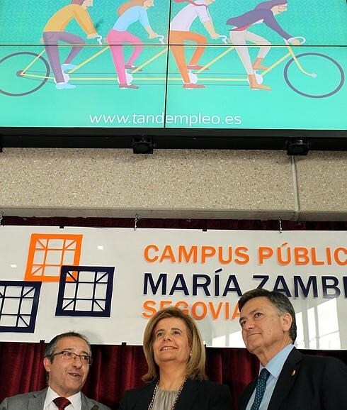 El vicerrector del campus María Zambrano, Juan José Garcillán (i), la ministra de Empleo en funciones, Fátima Báñez, y el presidente de la Diputación, Francisco Vázquez, este jueves en Segovia. 