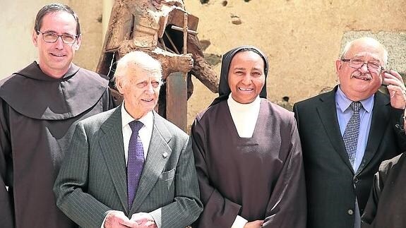 Venancio Blanco, junto al director del museo y responsables del convento. 