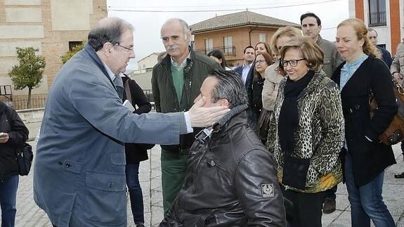 Juan Vicente Herrera saluda a algunos de los asistentes a la Fiesta de Castilla y León en Villalar de los Comuneros.
