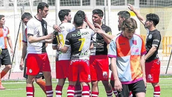 Ángel Martínez es felicitado por sus compañeros tras marcar mientras Sagredo marcha con la cabeza gacha. 