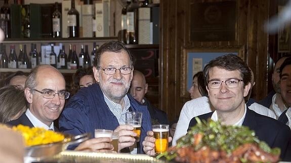 Fernández Mañueco brinda con Rajoy y Javier Iglesias durante la última visita del presidente en funciones a Salamanca. 