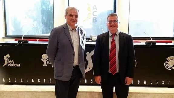 Gonzalo Ibáñez, con Francisco Roca en la sede de la ACB. 