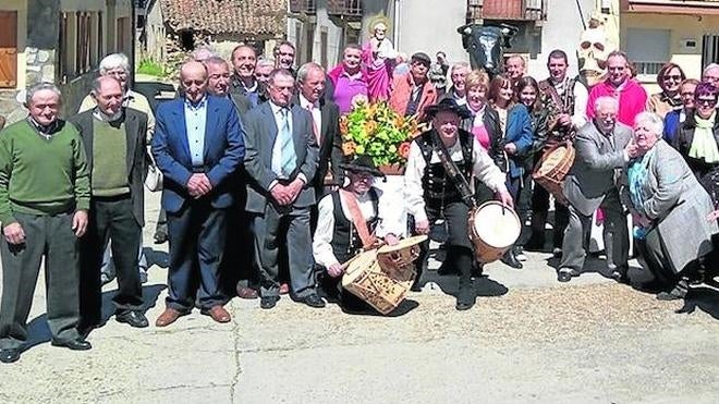 Los vecinos de Cereceda de la Sierra, junto al grupo folclórico, antes de introducir a la imagen de San Marcos en la iglesia. 