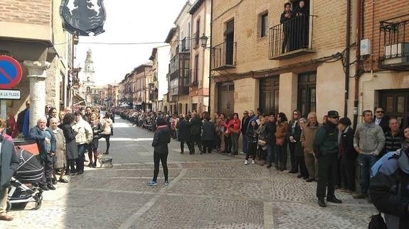 La multitud espera la llegada de Doña Sofía.