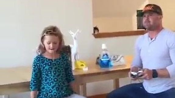 Padre e hija utilizando el drone como nuevo método dental