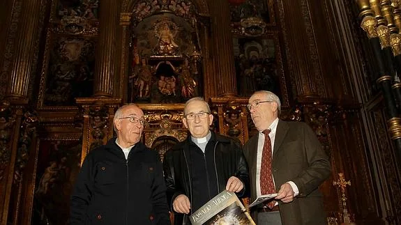 El rector del santuario, Ángel Miguel Alonso (i), el vicario general de la diócesis, Andrés de la Calle, y el presidente de la Cofradía de la Virgen de la Fuencisla, Julio Borreguero, durante la presentación de los actos. 