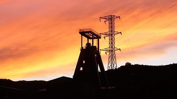 Vista del castillete de una explotación minera de Llombera de Gordón (León). / EL NORTE