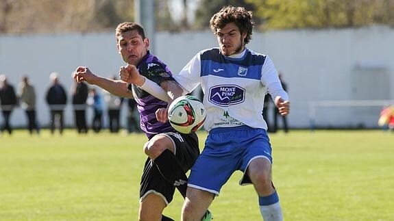 Diego Torres, que marcó el primer gol, pelea por un balón con un rival. O