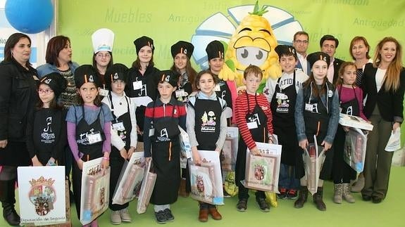 Los jóvenes cocineros del concurso Cuéllar Chef Junior posan con sus premios y los miembros del jurado.