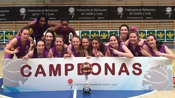 La plantilla del UVa-Ponce cadete celebra su título de campeonas de Castilla y León. 