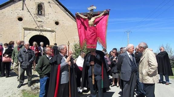 Un momento de la procesión con el Cristo de las Cinco Llagas.