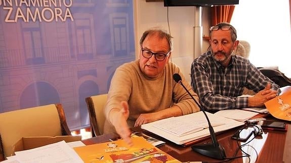 Los concejales Christoph Strieder y Romualdo Fernández, en la sala de comisiones del Ayuntamiento de Zamora