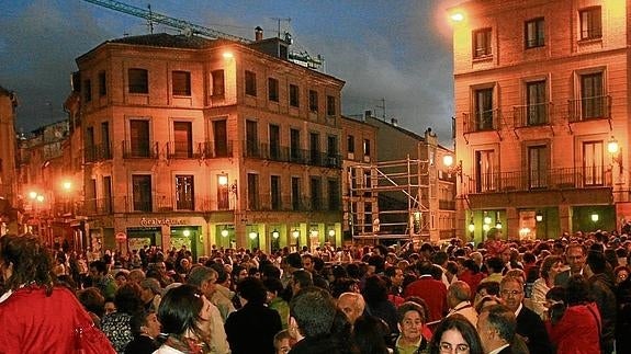 Iluminación nocturna en la plaza del Azoguejo. 
