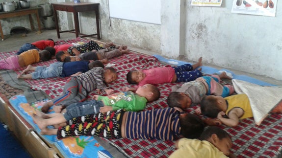 El grupo de Teatro del Circulo de Arévalo representa una función solidaria en Fontiveros para ayudar a un orfanato en Nepal