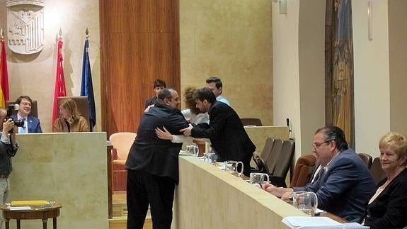 Juan José Zurro saluda a dos ediles de su propio grupo después de tomar posesión.